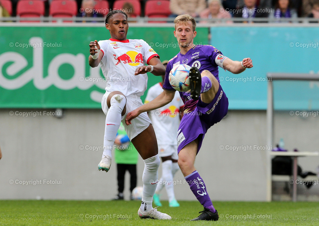 ALUI_02042023_04 | SPORT,FUSSBALL,ADMIRAL BUNDESLIGA AUSTRIA KLAGENFURT-RED BULL SALZBURG  02.04.2023 IM BILD:CHRISTOPHER BRIAN CVETKO (KLAGENFURT) UND CHUKWUBUIKE ADAMU (RED BULL SALZBURG) FOTO:FOTOLUI/MW