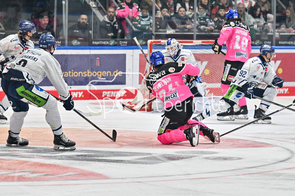 Augsburger Panther - Straubing Tigers | in dieser Szene trifft T. J. TREVELYAN (Augsburger Panther #24) das Tor nicht / DEL: Augsburger Panther - Straubing Tigers, Curt Frenzel Stadiom am 20.10.2024