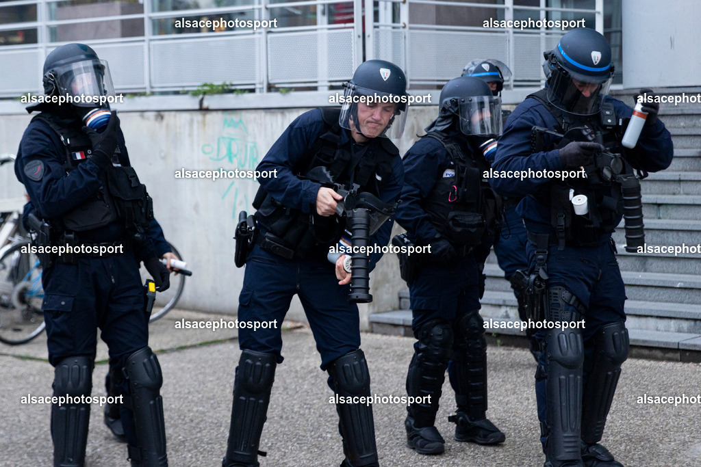 9L6A5570 | centaines d’étudiants ont organisé une manifestation spontanée, souvent qualifiée de « manifestation sauvage », qui a traversé différents quartiers de Strasbourg. La manifestation a été marquée par des affrontements entre les manifestants et la police alors que les étudiants défilaient dans la ville dans le cadre d’une journée de mobilisation nationale concernant les conditions d’éducation et le budget de l’Éducation nationale pour 2027. - Realisiert mit Pictrs.com