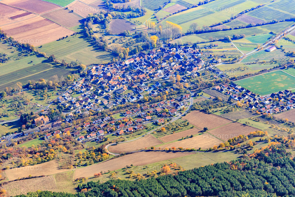 Luftbild: Ortsansicht von Westen im Ortsteil Hochhausen in Tauberbischofsheim im Bundesland Baden-Württemberg in Deutschland.Foto: IMG_112322.jpg vom 02.11.2018 durch Werner Riehm/FLY-FOTO.deAuflösung des Originals: 5472 x 3648 px