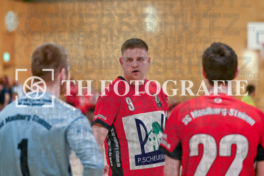 GER, SG Maulburg/Steinen - TuS Ringsheim, Handball, Landesliga Suedbaden, 22. Spieltag, Saison 2024/2025, 23.03.2025 | Tim Lindner (SG Maulburg/Steinen, #09) im Gespräch mit Rubens Freuschle (SG Maulburg/Steinen, #01), Niklas Ahrens (SG Maulburg/Steinen, #22)GER, SG Maulburg/Steinen - TuS Ringsheim, Handball, Landesliga Suedbaden, 22. Spieltag, Saison 2024/2025, 23.03.2025Foto: TH Fotografie/Thomas Hess