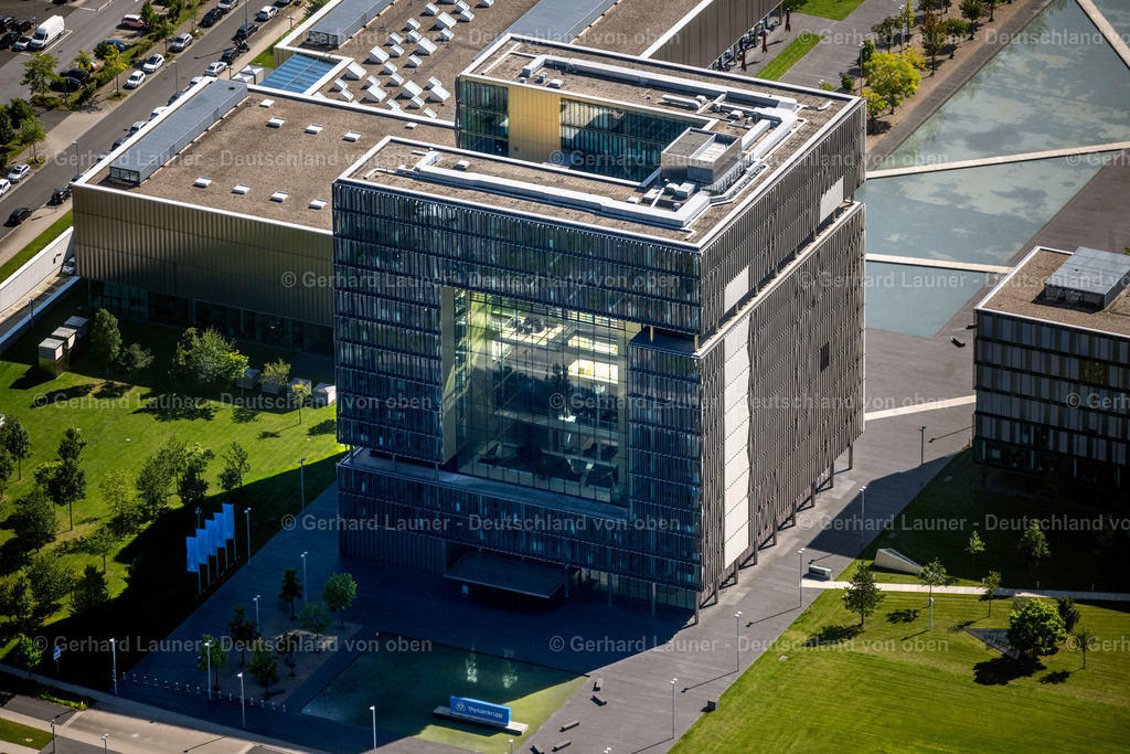 4050355 | ESSEN 25.08.2021 Verwaltungsgebäude des Unternehmens der Thyssenkrupp AG am Gebäude- Ensemble Krupp - Gürtel im Krupp- Park an der Altendorfer Straße Ecke Berthold-Beitz-Boulevard im Ortsteil Westviertel in Essen im Ruhrgebiet im Bundesland Nordrhein-Westfalen, Deutschland. Weiterführende Informationen bei: Architonic AG,  Atelier d architecture Chaix &amp; Morel et associes,  Christian Pohl GmbH,  DBS Ingenieure GmbH,  JSWD Architekten GmbH &amp; Co. KG,  thyssenkrupp AG. // Administration building of the company of Thyssenkrupp AG Building ensemble Krupp - Guertel in Krupp Park on Altendorfer Strasse at the corner of Berthold-Beitz-Boulevard in the district Westviertel in Essen at Ruhrgebiet in the state North Rhine-Westphalia, Germany. Further information at: Architonic AG,  Atelier d architecture Chaix &amp; Morel et associes,  Christian Pohl GmbH,  DBS Ingenieure GmbH,  JSWD Architekten GmbH &amp; Co. KG,  thyssenkrupp AG. Foto: Gerhard Launer