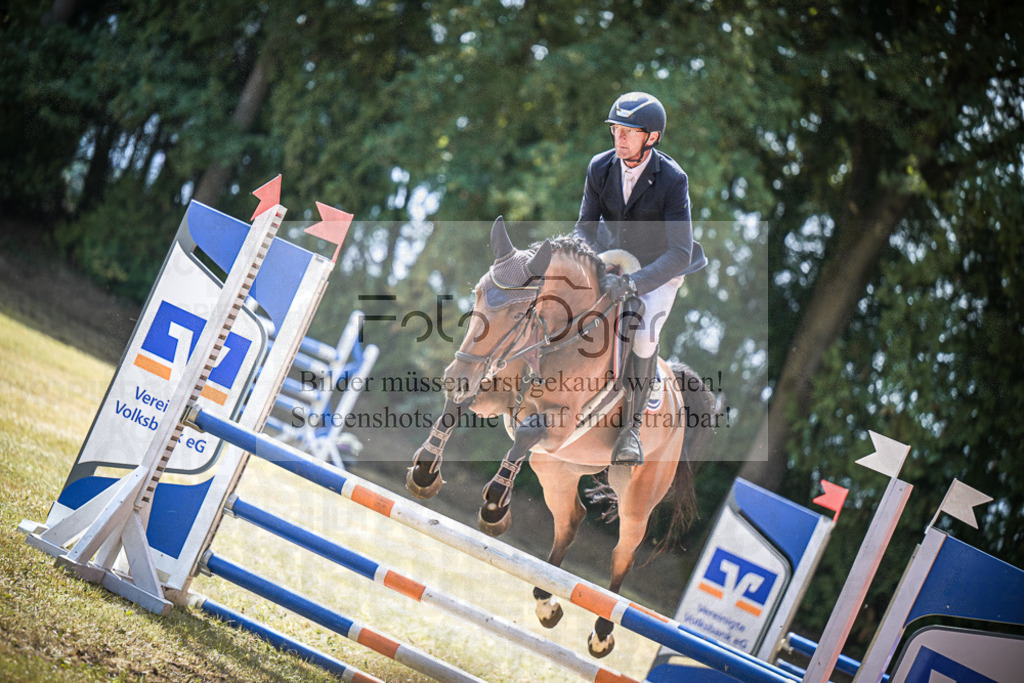DOS_1051 | Entdecke hochwertige Reitturnierfotos von Foto Oger. Professionell, emotional und authentisch – jetzt Lieblingsmomente im Shop bestellen.Deutschlandweite Turnierfotografie. - Realisiert mit Pictrs.com