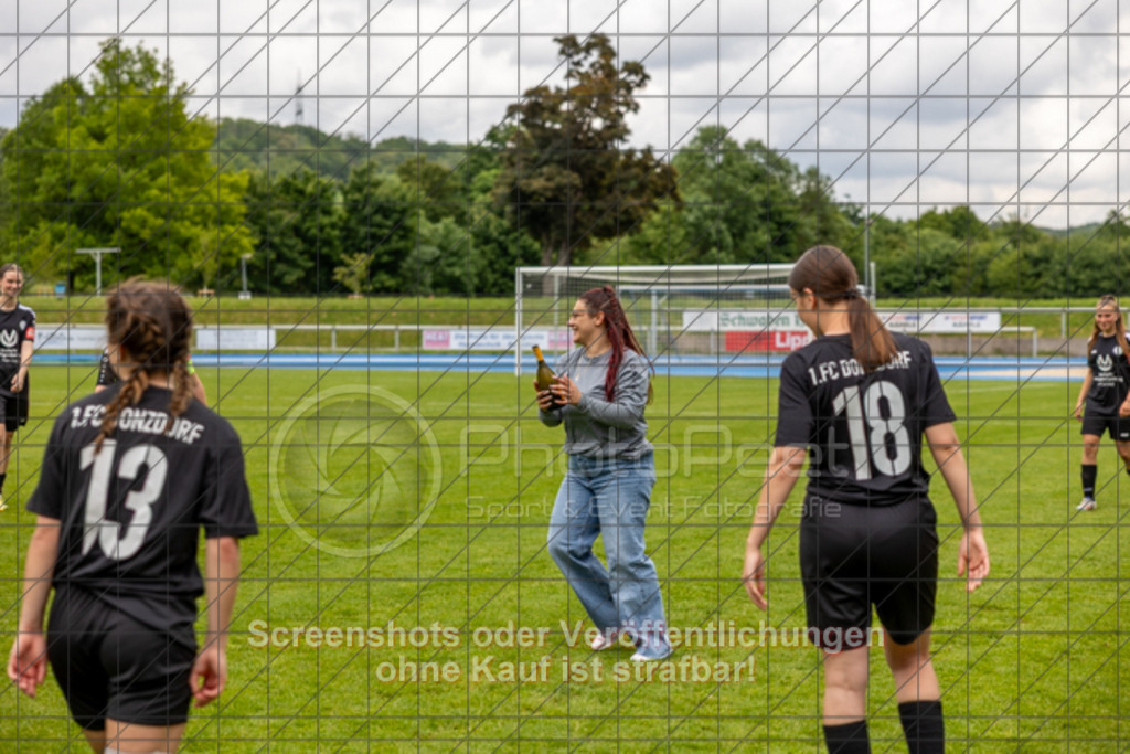 20250529_150929_1694 | #,  SGM Wendlingen-Ötlingen II (blau) vs. 1.FC Donzdorf II (schwarz), Fussball, Frauen-Bezirkspokal Finale Saison 2024/2025, Rasenplatz VfL Stadion Kirchheim, Jesinger Straße 105, 73230 Kirchheim, 29.05.2025 - 13:00 Uhr,Foto: PhotoPeet-Sportfotografie/Peter Harich