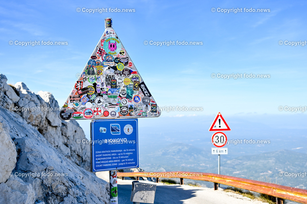 Kroatien_ Biokovo Naturpark_ 13.10.2023-58 | 13.10.2023, Kroatien, HRV, Naturpark Biokovo im Bild Naturpark Biokovo, Skywalk, Sv. Jure, St. George

Der Park erstreckt sich über eine Flaeche von 19.550 Hektar und umfasst einen circa 30 km langen und bis zu 7 km breiten, sich in nordwestlich-suedoestlicher Richtung erstreckenden Teil des Biokovo-Gebirges von Dubci bis nach Gornja Igrane. Er umfasst das Teilgebiete der Staedte Makarska und Vrgorac sowie der Gemeinden Baška Voda, Brela, Podgora, Šestanovac, Tučepi, Zadvarje und Zagvozd. Der Park liegt auf einer Hoehe von 200 bis 1762 m. i. J.; der Sveti Jure (Heiliger Georg) als hoechster Berg des Parks ist zugleich der zweithoechste Gipfel in Kroatien.
Quelle: Wikipedia