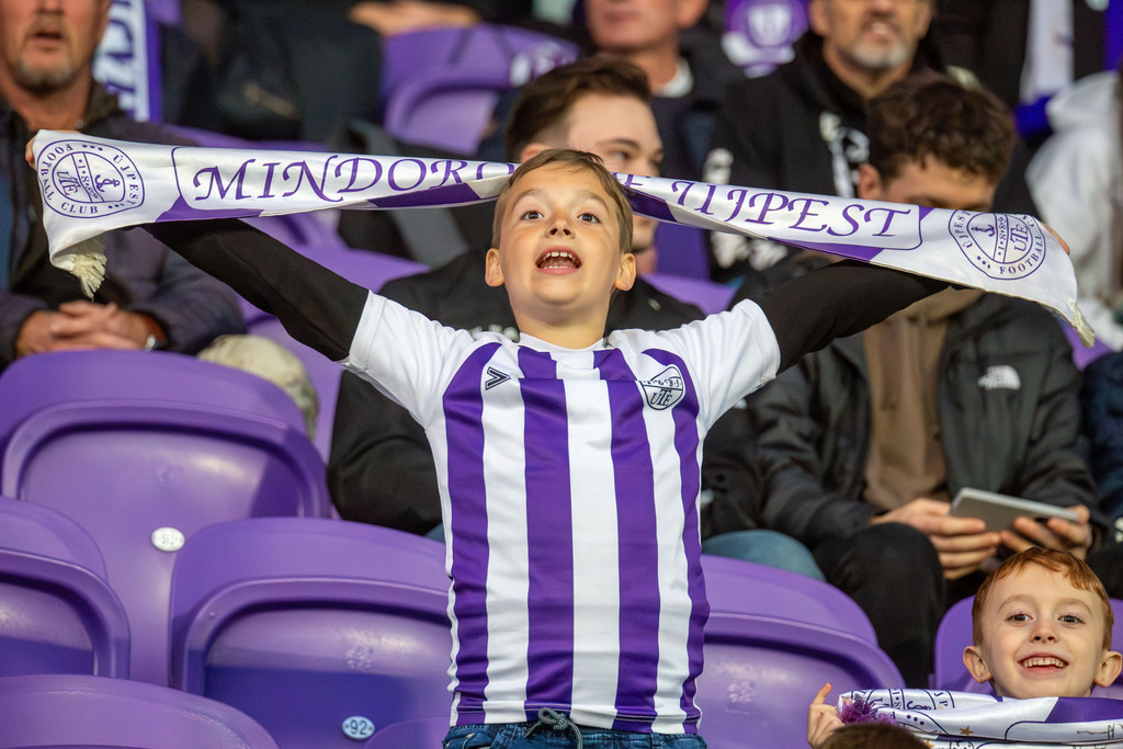 Fußball NB I. (Ungarn) Saison 2024/25, 32. Spieltag: Újpest FC gegen Nyíregyháza Spartacus***Junger Fan voller Vorfreude auf das Spiel | Fußball NB I. (Ungarn) Saison 2024/25, 32. Spieltag: Újpest FC gegen Nyíregyháza Spartacus***Junger Fan voller Vorfreude auf das Spiel - Realisiert mit Pictrs.com