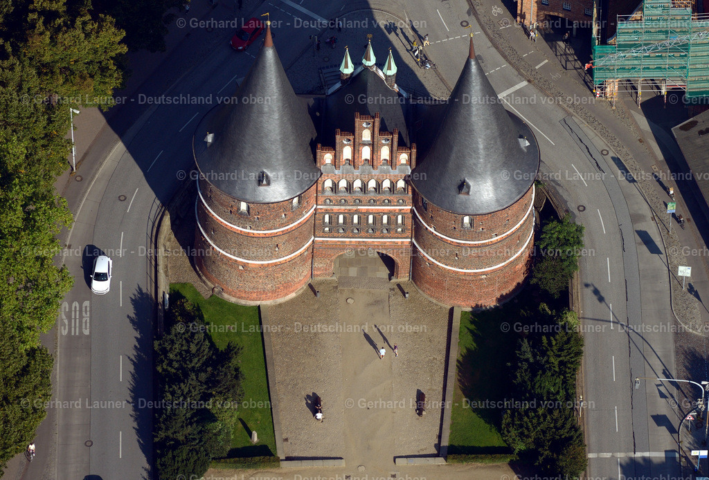 3293124 | Das Holstentor ist ein Stadttor, das die Altstadt der Hansestadt Lübeck nach Westen begrenzt. Es ist das Wahrzeichen der Stadt und wurde 1478 fertiggestellt. Das spätgotische Gebäude gehört zu den Überresten der Lübecker Stadtbefestigung. Das Holstentor ist neben dem Burgtor das einzige erhaltene Stadttor Lübecks