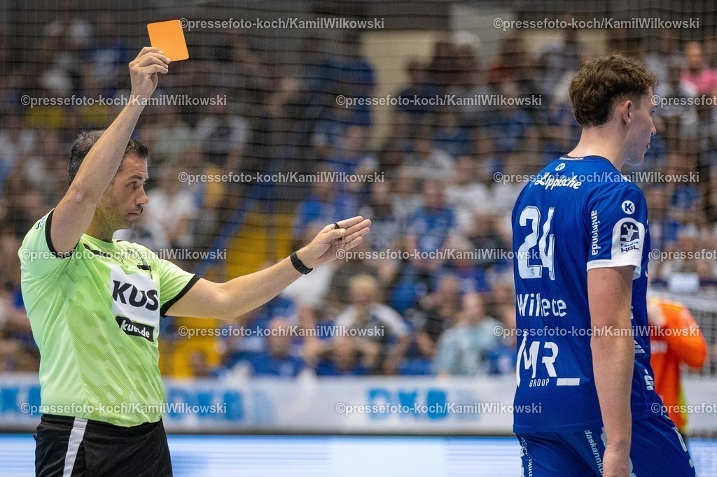 xKWIx07092501026 | 07.09.2025, xkwix, Handball, 1. Handball-Bundesliga, DAIKIN HBL 2025/26, TBV Lemgo Lippe - VfL Gummersbach, PHOENIX CONTACT Arena: Rote Karte für Joël Willecke (TBV Lemgo Lippe #24)