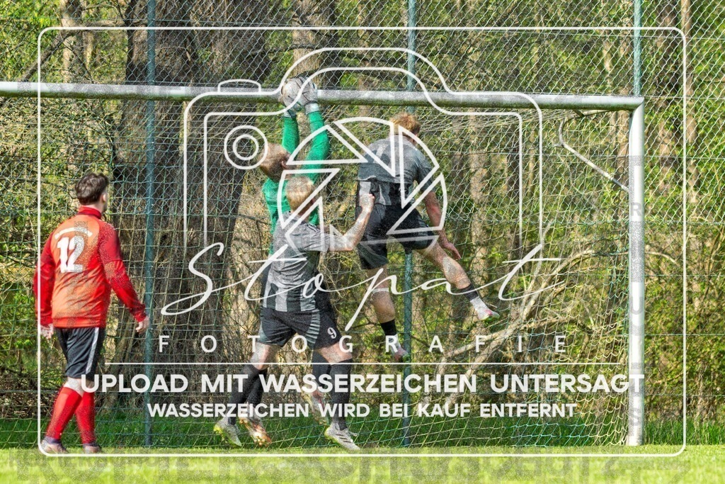 Kreisliga Herren HK - FG Fulde-Stellichte vs. SG Wintermoor-Schuelern | Pascal Fluegel (SG Wintermoor/Schuelern #01), Jan-Hendrik Buchholz (FG Fulde-Stellichte #09), Adam Jarkas (FG Fulde-Stellichte #11); Kreisliga Herren HK - FG Fulde-Stellichte vs. SG Wintermoor-Schuelern am 26.04.2026 in Lehrdestadion, Stellichte - Realisiert mit Pictrs.com