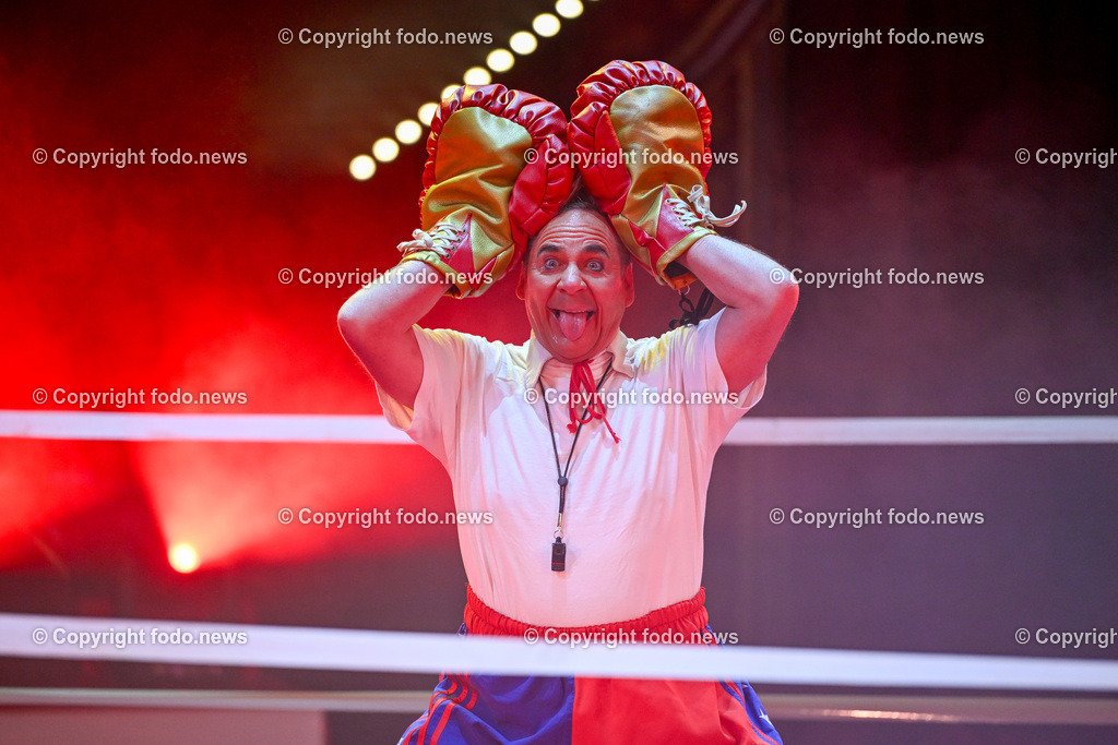 Zirkus Louis Knie_ 17.02.2024-54 | 17.02.2024, Linz, AUT, Circus Louis Knie 2024, im Bild Circus, Zirkus, Zelt, Artisten, Kuenstler, Trapez, Show, Clown, Zuschauer, Hunde, Ponys, Licht, Musik, Akrobaten, Akrobatik, Luftakrobatik