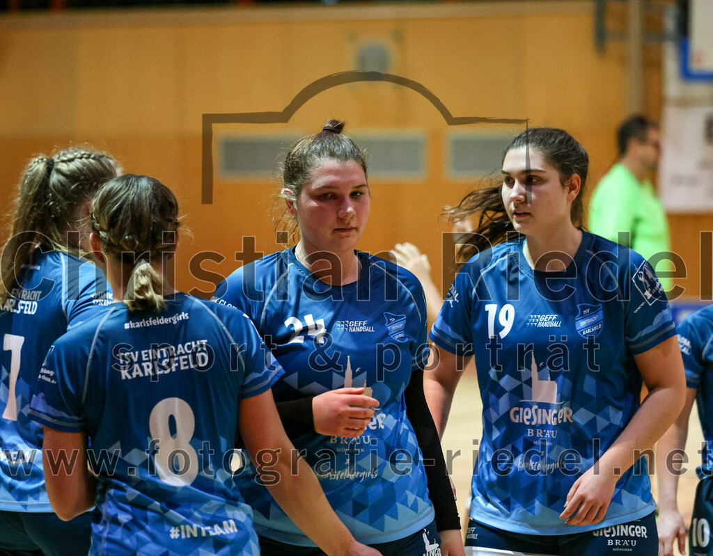 2023-01-21_074_SpVgg_Altenerding_gegen_TSV_Karlsfeld | Erding, Deutschland, 21.01.2023:
Handball, Bezirksoberliga Frauen Altbayern 2022 / 2023, 8. Spieltag, SpVgg Altenerding gegen TSV Karlsfeld, Endergebnis: 28:24

Lena Schmid (TSV Eintracht Karlsfeld, #8), Janine Klapproth (TSV Eintracht Karlsfeld, #24), Nadja Klapproth (TSV Eintracht Karlsfeld, #19)

Foto: Christian Riedel / fotografie-riedel.net