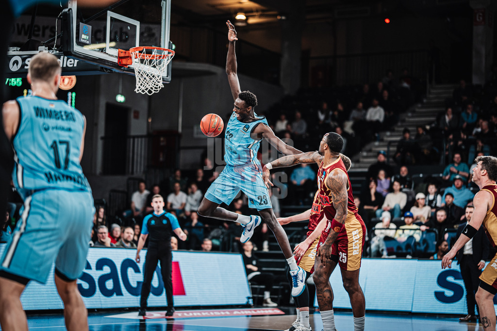 Basketball | Männer | Saison 2024/2025 | BKT EuroCup | Veolia Towers Hamburg vs. Umana Reyer Venice | 08.01.2025 | Kur Kuath (#23, Veolia Towers Hamburg) links verliert den Ball gegen Aamir Simms (#25, Umana Reyer Venice) rechts