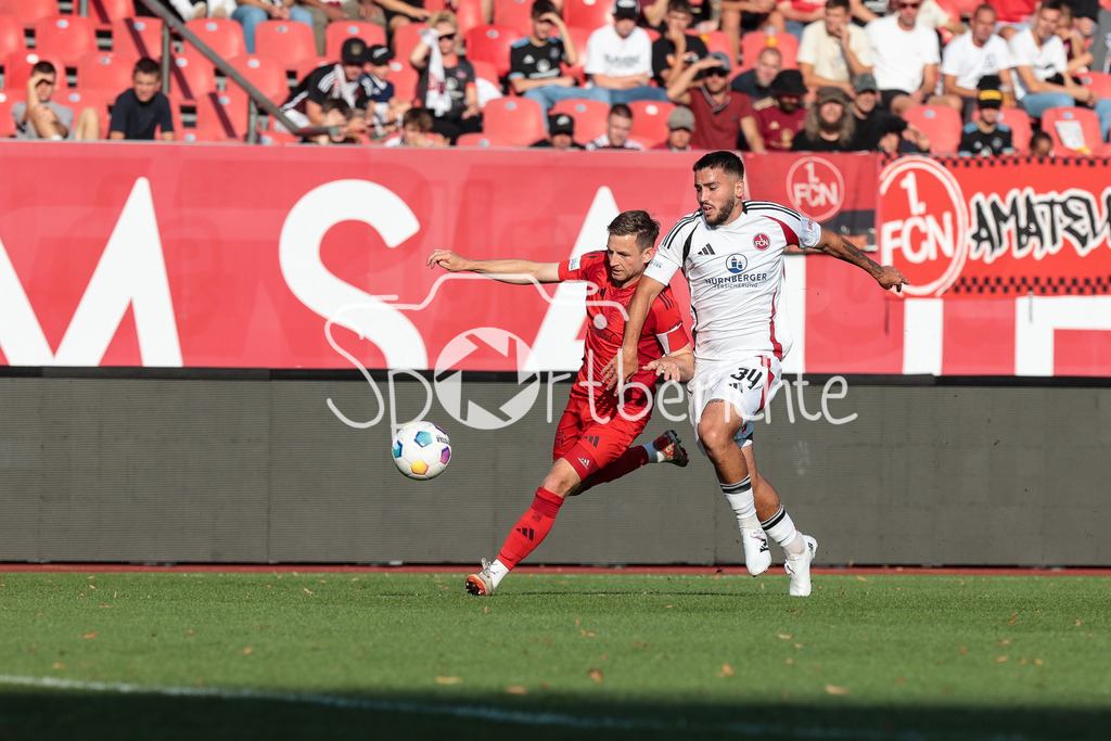 1. FC Nürnberg II - FC Bayern Amateure | im Duell Timo Kern (FCB #10) und Sofiane IKENE (FCN #34) / Zweikmapf