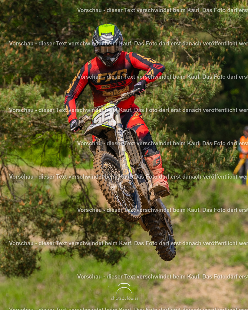 20260517_Templin-6745 | Sportfotografin aus Berlin-Brandenburg mit Fokus auf Motocross. Ich halte deine sportliche Leistung und echte Emotionen auf und neben der Strecke professionell fest. Entdecke die Fotos von deinem Rennen und bestelle sie direkt hier im Shop.