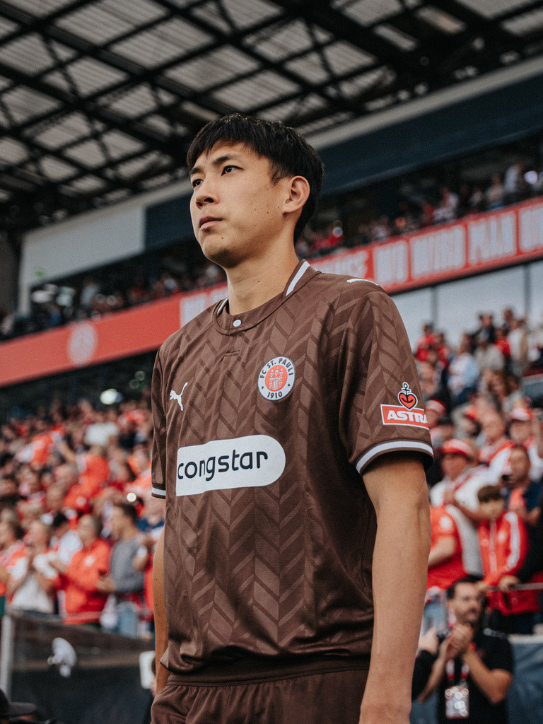 FCSP_YD-05576 | Der offizielle Shop für FC St. Pauli Fotos. Wähle aus Spielszenen & Fanmomenten dein FCSP Wunschformat. Wir liefern Millerntor-Atmosphäre.