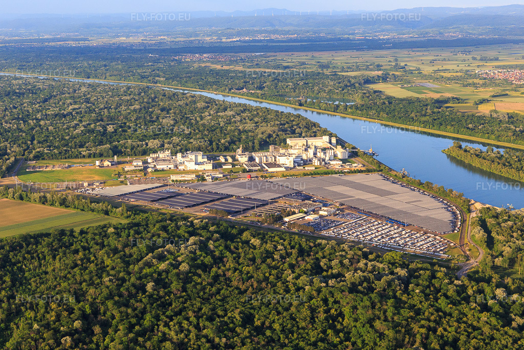 Vue aérienne: Zone Industrielle et Portuaire avec installations industrielles sur le Rhin de Jungbunzlauer SA et TEREOS Starch & Sweeteners Europe en face du dépôt automobile de CEVA Logistics à Marckolsheim dans le département Bas Rhin, France – .Photo: IMG_147383.jpg prise le 29/05/2025 par Werner Riehm/FLY-FOTO.eu – Résolution de l'original: 5329 x 3553 px – Jungbunzlauer - Your partner for ingredient excellence – Groupe coopératif sucrier français - Tereos – WWW.CEVALOGISTICS.COM