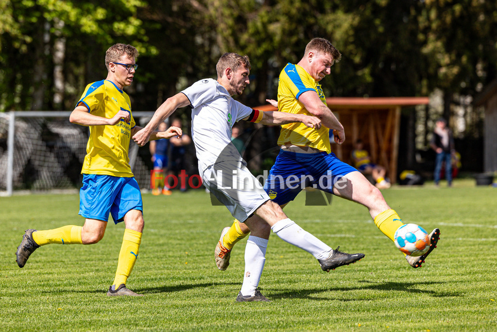 SC Böbing vs SG SV Eberfing/SV Söchering | Abstiegs Qualifikationsrunde A-Klasse Gruppe P, SC Böbing vs SG SV Eberfing/SV Söchering, 20240414,
Duell,
2024-04-14 in Böbing (Sportplatz Böbing)
6 Josef LUIDL (SVES 6), 3 Simon KEES (SCB 3), 9 Dominik SCHUSTER (SCB 9)
Copyright: WolfgangxLindner foto-lindner.de