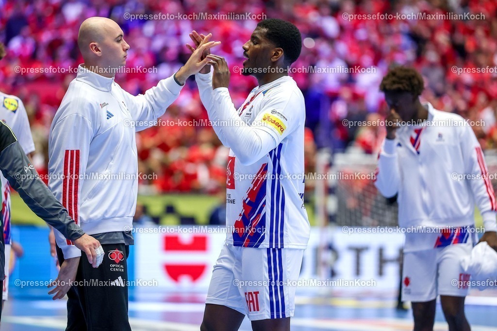 EHF26012602098 | 26.01.2026, Handball, Men's EHF EURO 2026, Frankreich - Spanien, Jyske Bank Boxen in Herning, Dänemark, Main Round: Enttäuschung bei den Franzosen nach der Niederlage gegen Spanien.   Charles Bolzinger (France #16)  Dika Mem (France #10) enttäuscht Enttäuschung 
