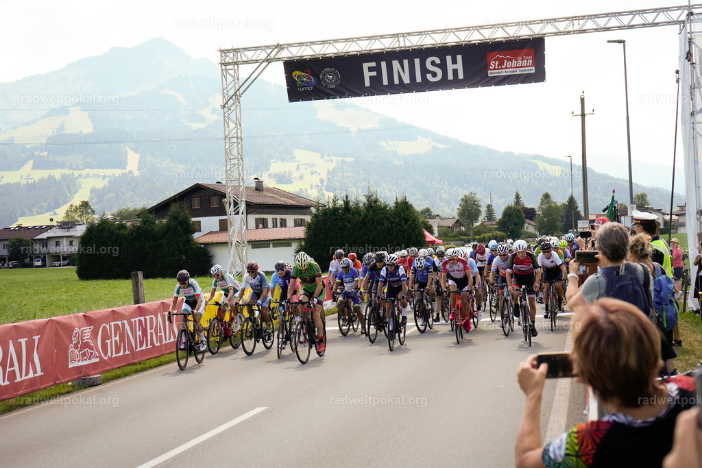 493_20230817_Bewerb_Maenner_Muehlanger | AUT - OESTERREICH, 2023-08-16: SPORT RENNRAD-FAHREN - 55. INTERNATIONALER RADWELTPOKAL IN ST. JOHANN IN TIROL  - Vintage-Radrennen mit WM-Bronze-Medaillen-Siegerin Christina Schweinberger, den Teilnehmer und Alexander Baumann (vom Orginastions-Team) - TAG 2 BEWERB MAENNER IN SECHS GRUPPEN  ; Foto: Roland Muehlanger