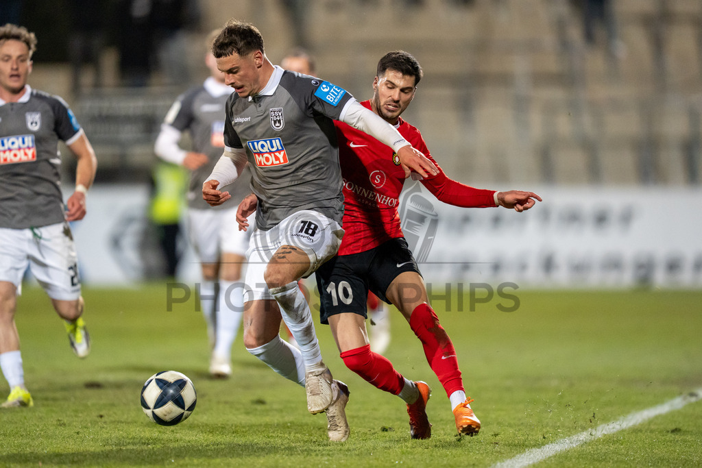 SG Sonnenhof Grossaspach vs. SSV Ulm 1846 Fussball, Fussball, WFV-Pokal, Viertelfinale, 01.04.2026 | Luca Bazzoli (SSV Ulm 1846 Fussball, #18) im Zweikampf mit Mert Tasdelen (SG Sonnenhof Grossaspach, #10),SG Sonnenhof Grossaspach vs. SSV Ulm 1846 Fussball, Fussball, WFV-Pokal, Viertelfinale, 01.04.2026