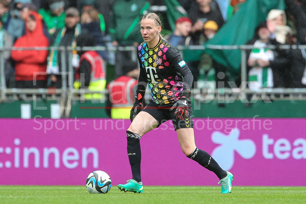 Fussball, Google Pixel Frauen-Bundesliga, SV Werder Bremen - 1. FC Köln | v.li.: Jasmin Pal (Torhüterin, Torwart, 1. FC Köln, 1) am Ball, Freisteller, Einzelbild, Ganzkörper, Aktion, Action, Spielszene, DIE DFB-RICHTLINIEN UNTERSAGEN JEGLICHE NUTZUNG VON FOTOS ALS SEQUENZBILDER UND/ODER VIDEOÄHNLICHE FOTOSTRECKEN. DFB REGULATIONS PROHIBIT ANY USE OF PHOTOGRAPHS AS IMAGE SEQUENCES AND/OR QUASI-VIDEO.