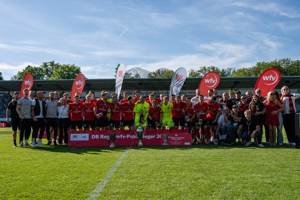 Stuttgarter Kickers vs. SG Sonnenhof Großaspach, Fussball, WFV-Pokal, Finale, 23.05.2026 | Kollektiver Jubel nach Sieg des Doubles und des Pokalsiegs,Stuttgarter Kickers vs. SG Sonnenhof Großaspach, Fussball, WFV-Pokal, Finale, 23.05.2026