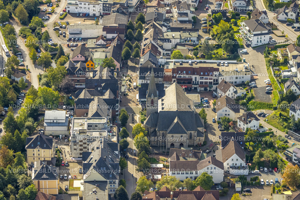 Sundern230905173 | Luftbild, Stadtmitte mit Fußgängerzone Hauptstraße und Baumallee, St. Johannes Kirche, Sundern, Sauerland, Nordrhein-Westfalen, Deutschland