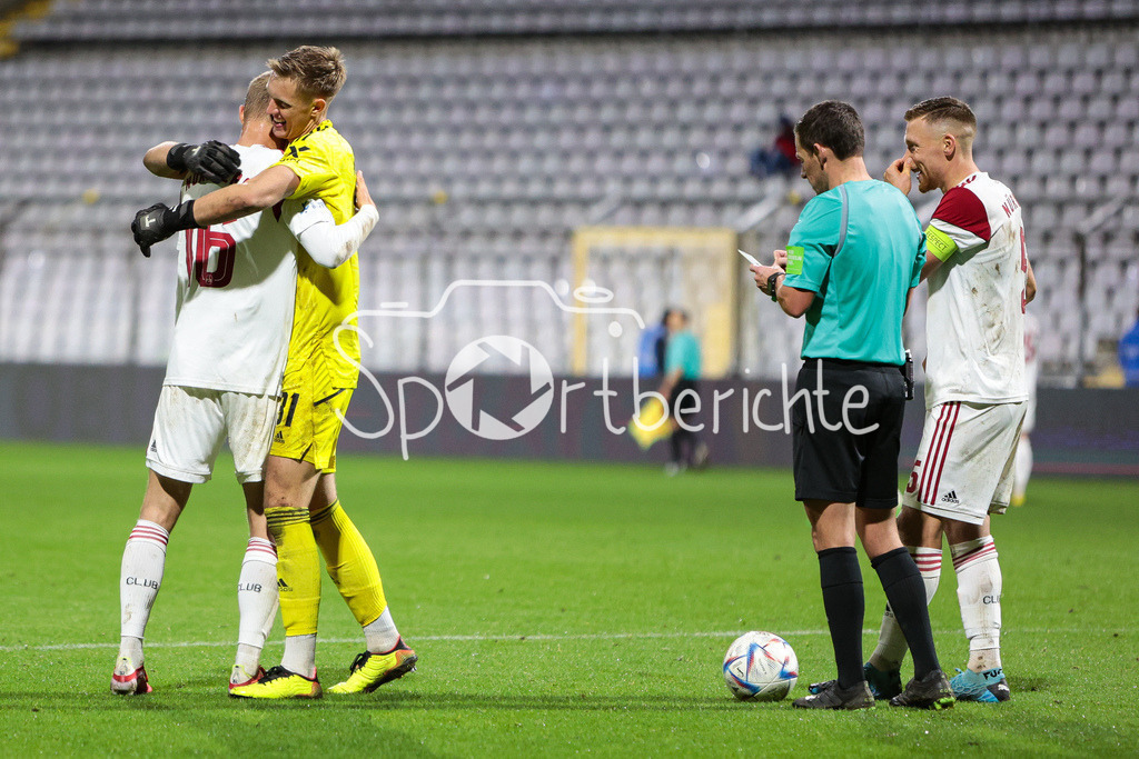 FC Bayern Amateure - 1. FC Nuernberg II | Die Club Spieler freuen sich ueber den Sieg in Muenchen