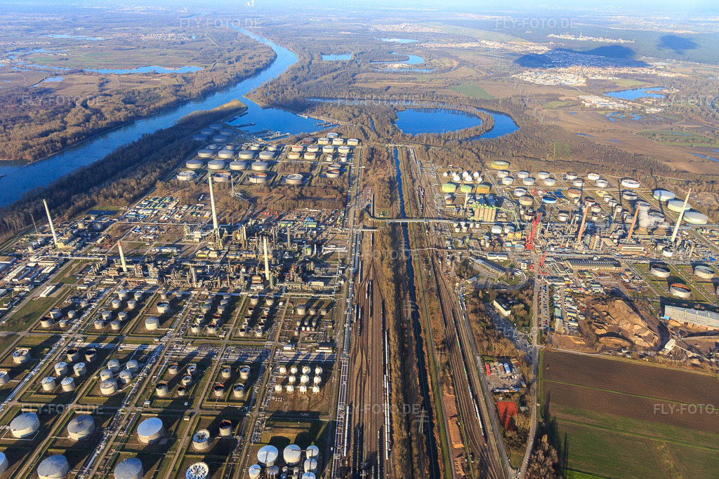 Luftbild: Bahngleise, Tanks und Anlagen der Öl-Raffinerie MIRO im Ortsteil Knielingen in Karlsruhe im Bundesland Baden-Württemberg in Deutschland. Foto: IMG_104810.jpg vom 16.02.2018 durch Werner Riehm/FLY-FOTO.de