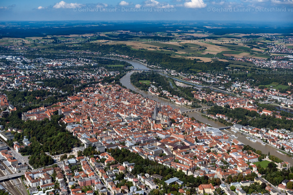 4050804 | REGENSBURG 02.09.2021 Altstadtbereich und Innenstadtzentrum " am Ufer des Flußverlaufes der Donau " in Regensburg im Bundesland Bayern, Deutschland. Weiterführende Informationen bei: Stadt Regensburg. // Old Town area and city center " on the banks of the Danube river " in Regensburg in the state Bavaria, Germany. Further information at: Stadt Regensburg. Foto: Gerhard Launer
