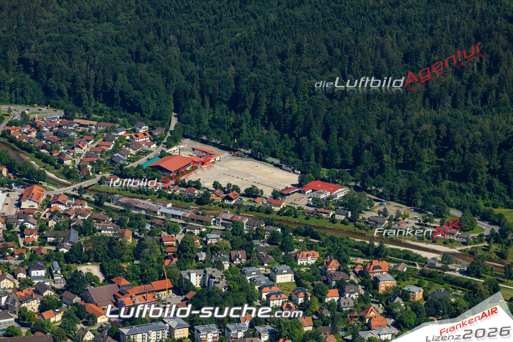 Aktuelles Luftbild von  Traunstein - Die Luftaufnahme wurde 2022 mittels UL-Flugzeug erstellt ( keine Drohne ) - hochauflösende Kamera-Systeme von  Canon -Beste Qualität - Für grossformatige Ausdrucke geeignet. Die Geschenkidee !