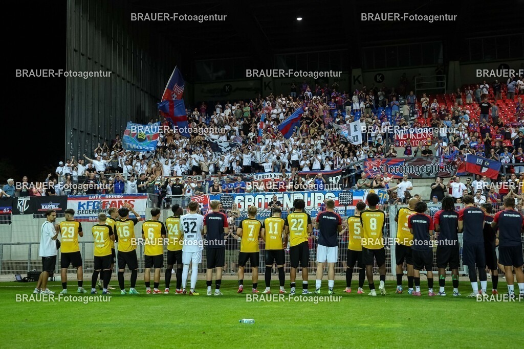 SB_KFCBAU_20250815_6353.JPG -  - KFC Uerdingen - SF Baumberg - Oberliga Niederrhein | Krefeld, Deutschland, 15.08.25: Spieler von KFC Uerdingen feiern mit den Fans während des Oberliga Niederrhein Spiels zwischen KFC Uerdingen - SF Baumberg in der Grotenburg Stadion am 15. August 2025 in Krefeld, Deutschland. (Foto von Stefan Brauer/Brauer-Fotoagentur)