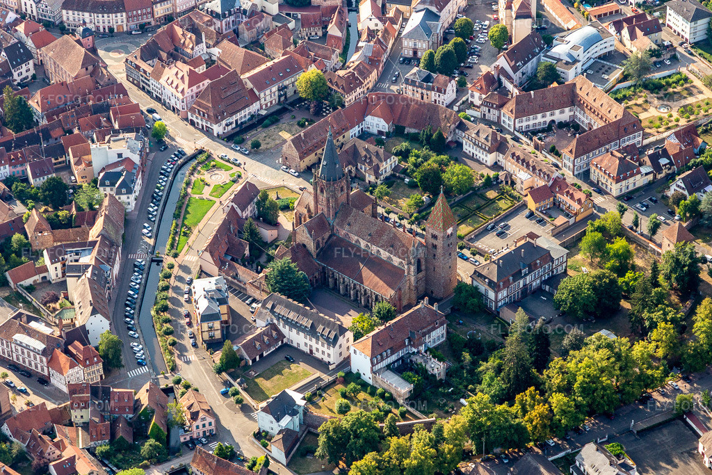 Aerial view: St. Peter and Paul Abbatiale Saint-Pierre-et-Saint-Paul in Wissembourg in the state Bas-Rhin, France. – Photo: IMG_134270.jpg taken on 08/29/2022 by Werner Riehm/FLY-FOTO.com – Resolution of the original: 5103 x 3402 px