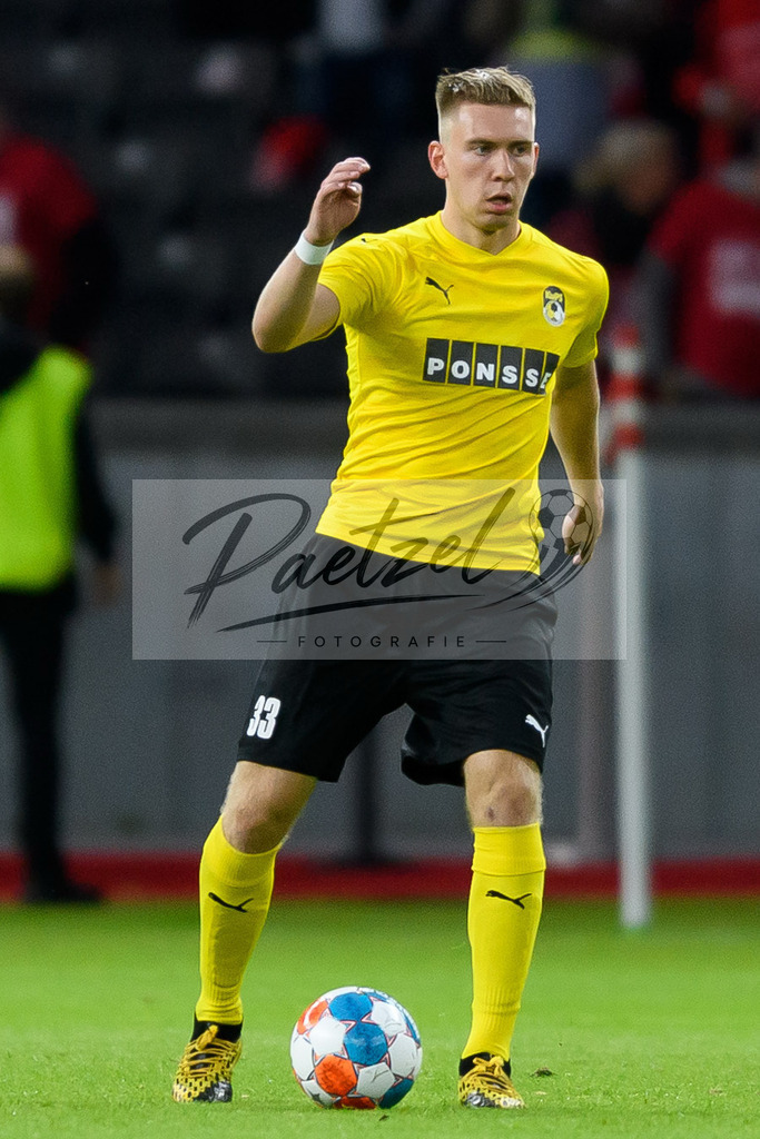 FCUKUO20210826_078 | Fussball, Herren: Taneli Haemaelaeinen (Kuopion PS) in Aktion, am Ball, Einzelaktion beim Spiel der UEFA Conference League zwischen 1. FC Union Berlin und Kuopion PS im Olympiastadion am 26.08.2021 in Berlin, Deutschland. - Realisiert mit Pictrs.com