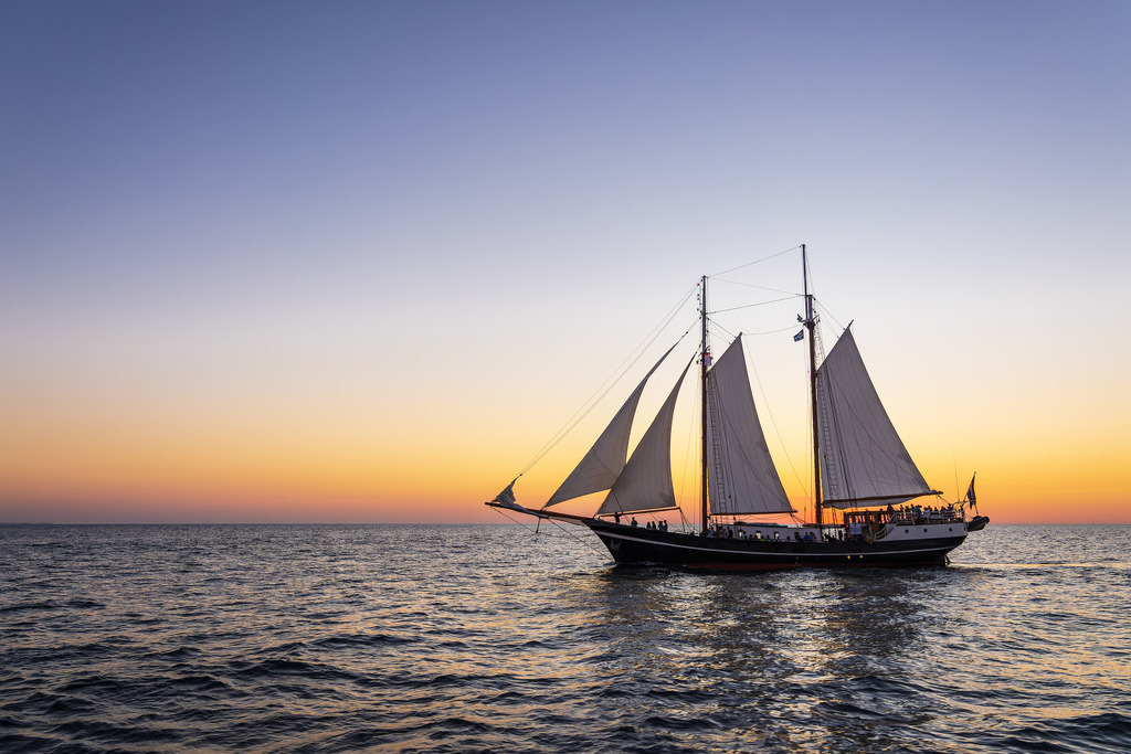Segelschiff im Sonnenuntergang auf der Hanse Sail in Rostock | Segelschiff im Sonnenuntergang auf der Hanse Sail in Rostock.