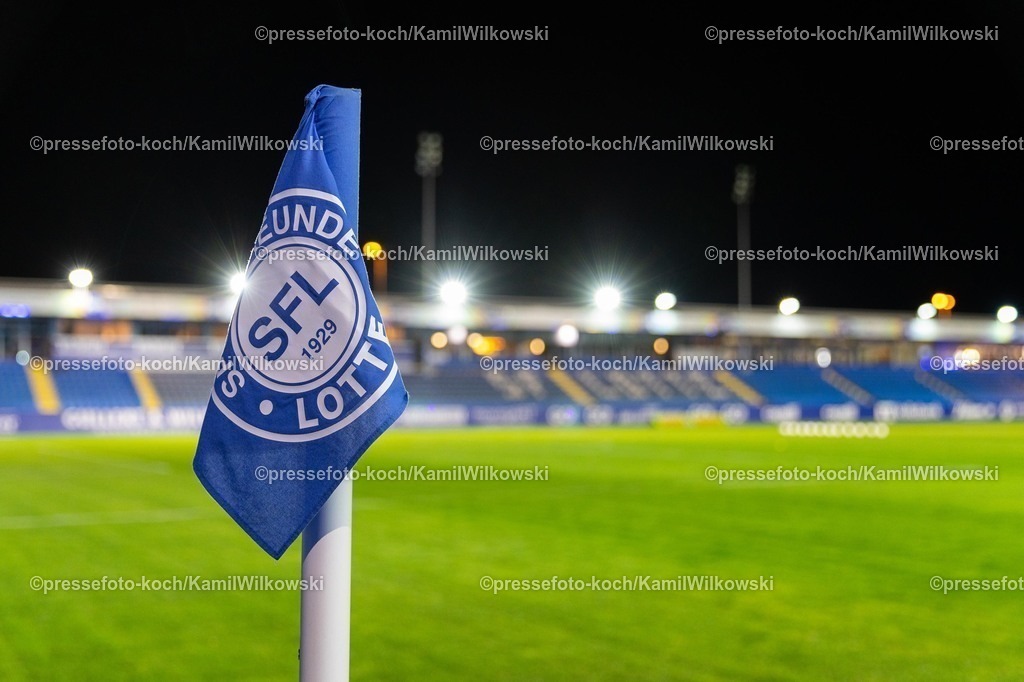 xKWI31102501029 | 31.10.2025, xkwix, Fußball, Regionalliga West, VfL Sportfreunde Lotte - FC Gütersloh, Stadion am Lotter Kreuz: Eckfahne mit SFL Logo und Lotte Schriftzug