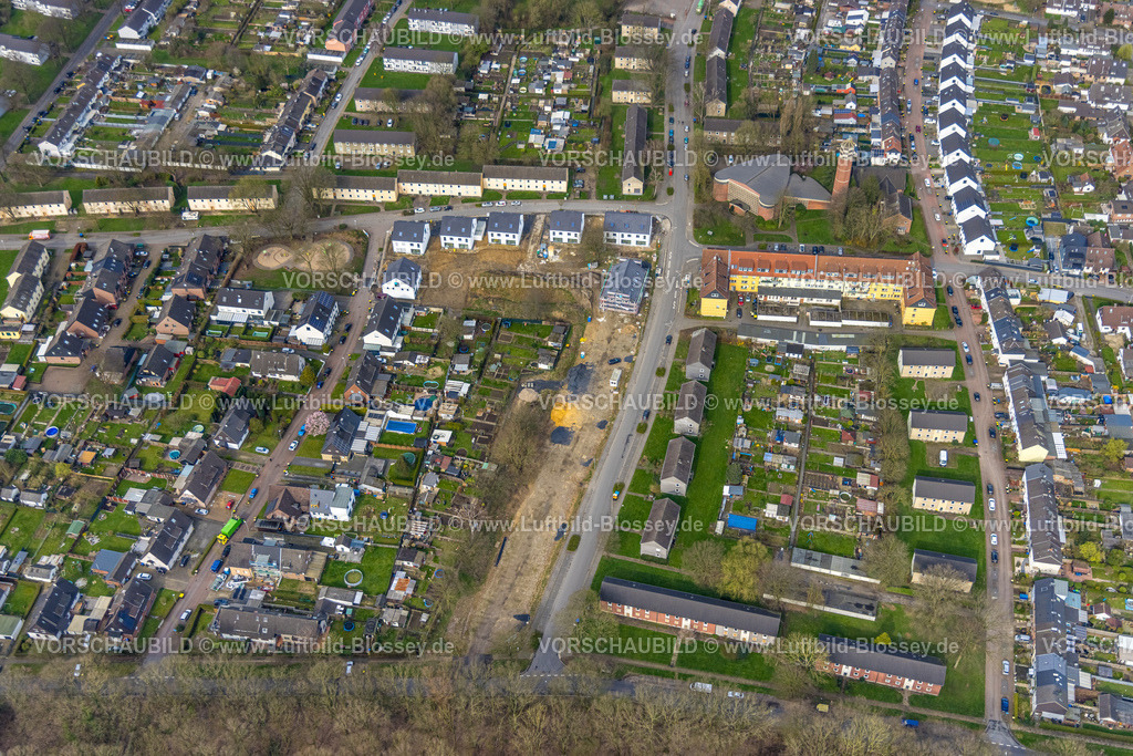 Voerde240309118 | Luftbild, Wohngebiet mit Baustelle und Neubau Einfamilienhäuser am Kampshof Ecke Schlesierstraße, kath. Kirche St.Peterund Paul, Möllen, Voerde, Nordrhein-Westfalen, Deutschland