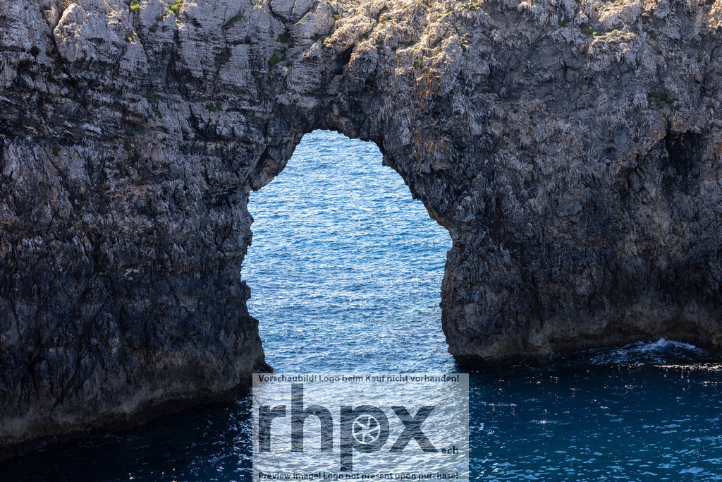 Pont d'en Gil, Menorca | Fels. Bogen. Meer.Der markante Naturbogen von Pont d'en Gil ragt majestätisch aus den Klippen Menorcas. Das türkisfarbene Wasser kontrastiert scharf mit dem rauen Gestein und erzeugt eine faszinierende Tiefe.Die hohen Kontraste dieses Motivs kommen auf Acrylglas besonders gut zur Geltung. Wähle unter 'Produktauswahl' dein Wunschformat. - Realisiert mit Pictrs.com