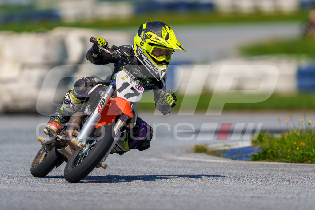 G-Cup + Supermoto Staatsmeisterschaft + Hungarian Supermoto Championship | GRIPcapture steht für authentische Sportfotografie in Österreich – für Momente, die mehr sind als Geschwindigkeit oder Ergebnis. Es geht um Emotion, Spannung, Fokus und den Augenblick, der oft nur einen Wimpernschlag dauert.Ob Motorsport, Teamsport oder 