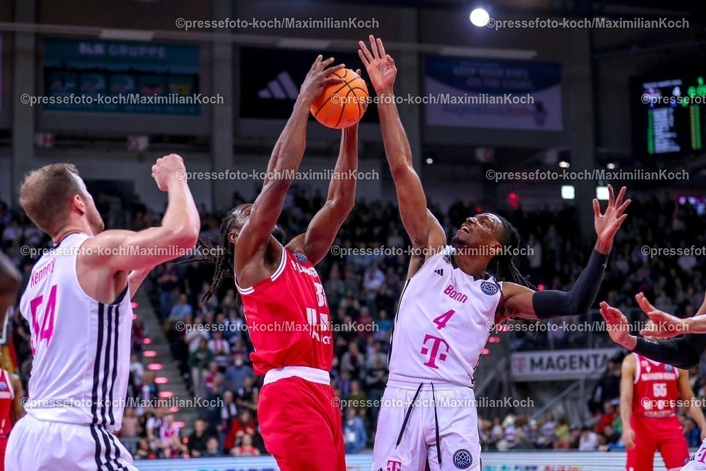 BCL08012501007 | 08.01.2025, Basketball Champions League, 1. Spiel Play-In, Telekom Baskets Bonn - Pallacanestro Reggiana, Telekom Dome: Kenneth Faried (Pallacanestro Reggiana #35) kämpft gegen Phlandrous Fleming (Telekom Baskets Bonn #4)