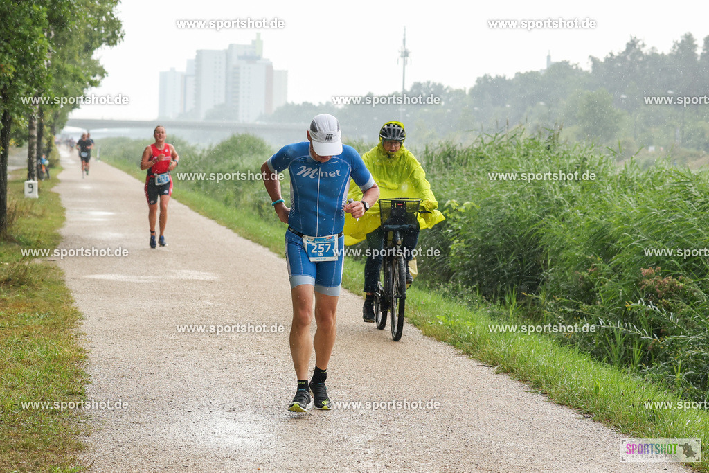 LUR_1359 | 34. M-net Erlanger Triathlon 2025 #erlangertriathlon  #mnettriathlon2025 #mnettriathlon #team #olympischedistanz #mitteldistanz #triathlon #maindonaukanal  #erlangertriathlon2025 #yourpictrs #tv1848 #tv1848erlangen  #triathlonbayern #sportinerlangen #demsportverbunden #sportshot_your_pictrs Copyright: www.sportshot.de