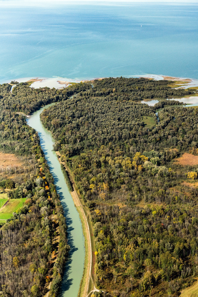 dr__0038993.jpg | CHIEMSEE 11.10.2019 Mündung der Tiroler Achen in Übersee im Bundesland Bayern. Sie entspringt am Pass Thurn und mündet bei Grabenstätt in den Chiemsee. // Estuary of the Tiroler Ache in Uebersee in Bavaria. It rises at the Thurn Pass and flows into the Chiemseeat Grabenstaett. Foto: Daniel Reiter