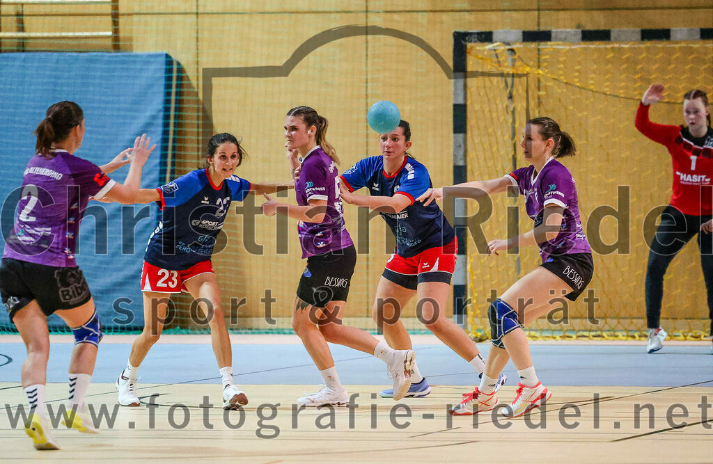 2023-12-09_021_SpVgg_Altenerding_gegen_HSG_Freising-Neufahrn | Erding, Deutschland, 09.12.2023:
Handball, Bezirksoberliga Frauen Altbayern 2023 / 2024, 9. Spieltag, SpVgg Altenerding gegen HSG Freising-Neufahrn, Endergebnis: 29:28

Grit Kschischow (SpVgg Altenerding, #2), Francesca Volz (HSG Freising-Neufahrn, #23), Verena Bauer (SpVgg Altenerding, #55), Carolin Vopel (HSG Freising-Neufahrn, #8)

Foto: Christian Riedel / fotografie-riedel.net