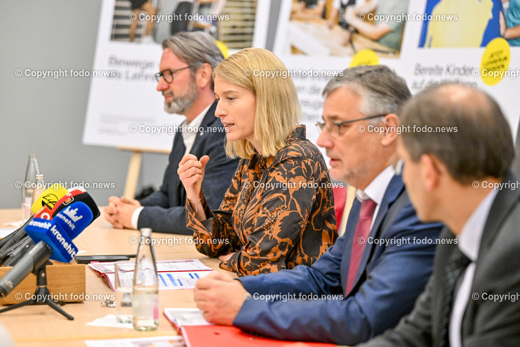 Pressekonferenz mit LH-StvIn Christine Haberlander (VP)_ Zukunft gestalten. Lehrer-in werden_ 15.11.2023-2 | 15.11.2023, Presseclub Linz, AUT, Pressekonferenz mit LH-StvIn Christine Haberlander (VP), Zukunft gestalten. Lehrer/in werden. Wir werben um Dich, Kampagnen-Praesentation des Landes Oberoesterreich und der Bildungsdirektion im Bild Christian Roessner (Quereinsteiger und Lehrer an der MS Muenichholz), LH-StvIn Christine Haberlander (VP), Alfred Klampfer (Bildungsdirektor Ooe), Walter Vogl (Rektor der Paedagogischen Hochschule Ooe)
