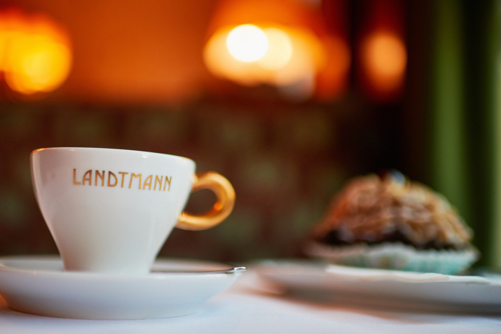 Cafe Landtmann | Stockfotografie und Reportagefotos, geeignet für Medien und Presse als Download (inkl. Redakteur-Zugang), sowie als Deko- Schmuck- und Wandbilder. Handgemacht und 100% KI frei. - Realisiert mit Pictrs.com