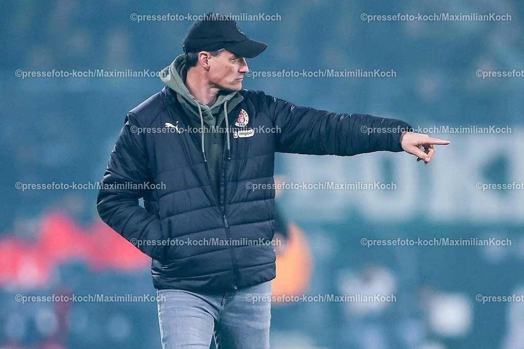 BMG13032601013 | 13.03.2026, Fußball, Borussia Mönchengladbach - FC St. Pauli, 1. Fußball Bundesliga, 26.Spieltag, Borussia-Park, Saison 2025 2026: Cheftrainer Alexander Blessin (FC St.Pauli #hc) gestikulierend am Spielfeldrand   DFB regulations prohibit any use of photographs as image sequences and or quasi-video.