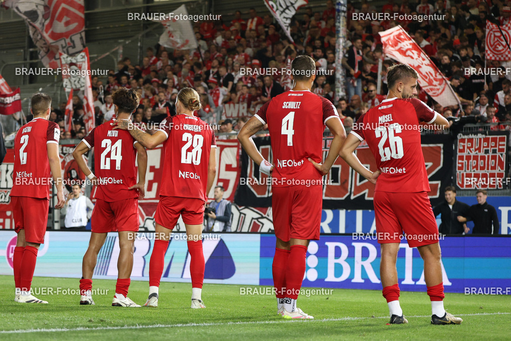 SV Wehen Wiesbaden - Rot-Weiss Essen | Wiesbaden, Deutschland, 22.08.2025Mannschaft (Rot-Weiss Essen) steht vor dem Fanblock während des drittliga Spiels zwischen SV Wehen Wiesbaden und Rot-Weiss Essen am 22.08.2025 in der BRITA-Arena in Wiesbaden. (Foto von Timo Bluhmki-Schmidt/Brauer Fotoagentur