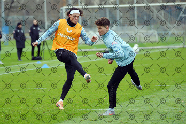 RGE_6826b | Hertha BSC, 2.Bundesliga, Herren, Saison 2025/26, Training, Montag 17.11. 2025, von li. Fabian Reese  ( Hertha BSC ), Janne Berner ( Hertha BSC ),    Fotograf:   Ralf Gebhardt - Realisiert mit Pictrs.com