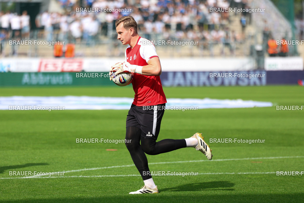 Rot-Weiss Essen - Hansa Rostock | Essen, Deutschland, 20.09.2025 Felix Wienand  (Rot-Weiss Essen) wärmt sich auf während des 3.Liga Spiels zwischen  Rot-Weiss Essen und Hansa Rostock am 20.09.2025 im Stadion an der Hafenstraße in Essen. (Foto von Timo Bluhmki-Schmidt/Brauer Fotoagentur