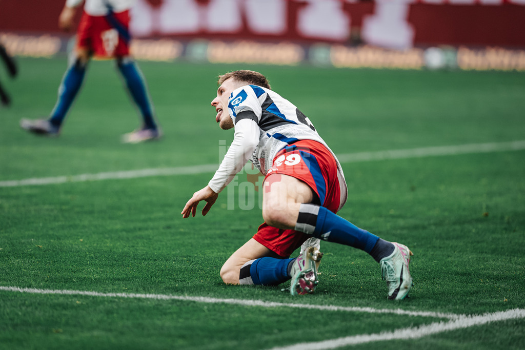 Fußball | Männer | Saison 2024/2025 | 2. Fußball-Bundesliga | 17. Spieltag | Hamburger SV vs. SpVgg Greuther Fürth | 21.12.2024 | Emir Sahiti (#29, HSV) ärgert sich und streckt die Zunge raus